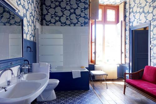 a blue and white bathroom with a sink and a toilet at Château d'Argoules, Baie de Somme près de la mer in Argoules