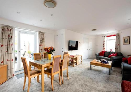 a living room with a table and chairs and a couch at Character House for Buisness, Holidays and Relocation in Frinton-on-Sea