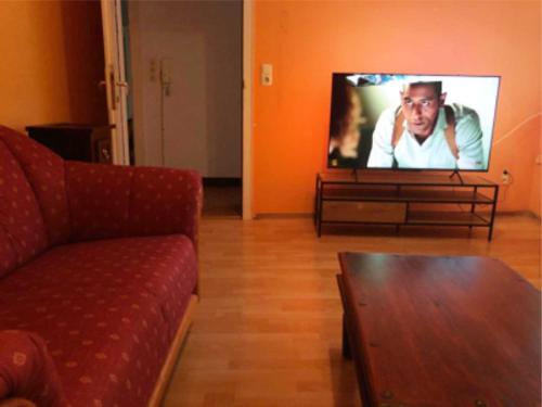 a living room with a couch and a flat screen tv at # PREMIUM # Monteur-Paradies Mittelfranken 2 in Niederdorla
