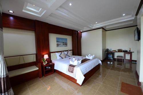 a bedroom with a large bed in a room at Vientiane Luxury Hotel in Vientiane