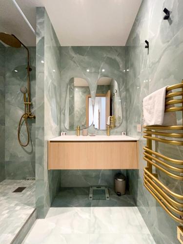 une salle de bain avec un lavabo et un miroir dans l'établissement Idéal Appartement sur le Port - VIP, à Saint-Tropez