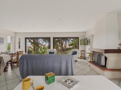 un salon avec une table et une cheminée dans l'établissement 150m de la plage - Maison vendéenne pour 6, à Bretignolles-sur-Mer