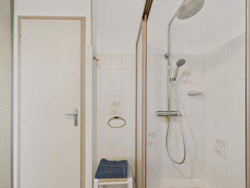 une salle de bain avec une douche avec une porte vitrée dans l'établissement 150m de la plage - Maison vendéenne pour 6, à Bretignolles-sur-Mer
