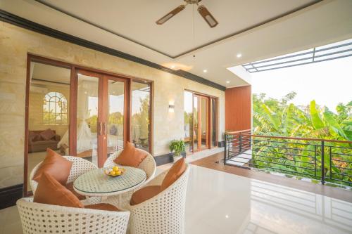 Χώρος καθιστικού στο Bulan Adi Villa By Reccoma