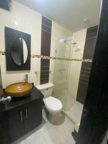 Ένα μπάνιο στο Apartamento amoblado en la ciudad de Pereira