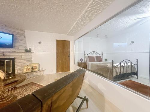 モントリオールにあるLogement 1 pièce Cozy - Parfait pour Courts Séjoursのソファとベッドのあるリビングルーム