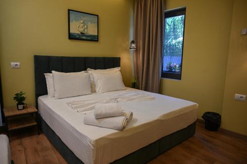 Ein Bett oder Betten in einem Zimmer der Unterkunft Kuta's City Center