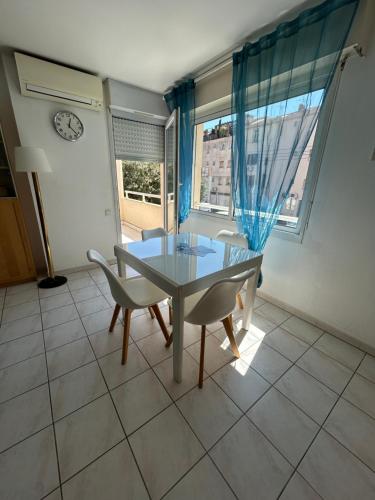 Photo de la galerie de l'établissement Joli appart Port Azur Climatisé à GOLFE -JUAN en front de mer, à Vallauris