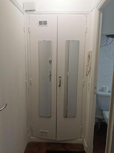 une armoire blanche avec deux miroirs dans une salle de bain dans l'établissement Magnificent studio in Saint Tropez, à Saint-Tropez