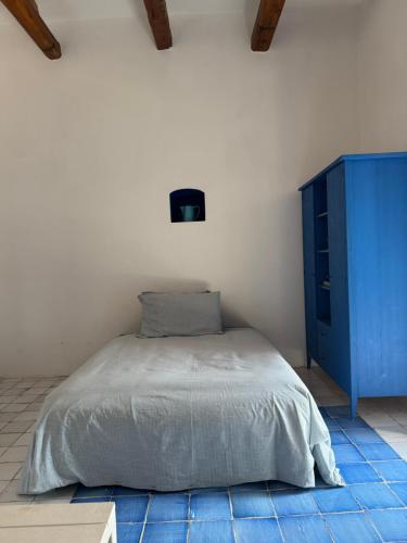 a bedroom with a bed and a blue cabinet at Villa Vista Mare a Filicudi in Filicudi
