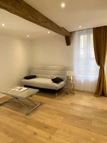 une chambre avec un lit et une table dans l'établissement La Champenoise La Tannerie, à Troyes