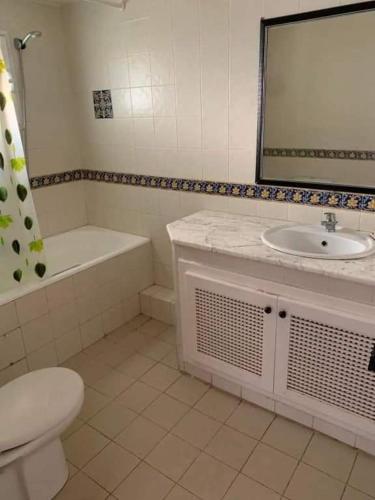 a bathroom with a sink and a tub and a toilet at résidence Nesrine-Hammemet sud in Hammamet