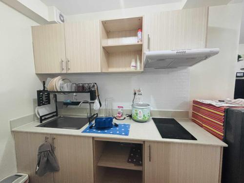 Kuchyň nebo kuchyňský kout v ubytování Seawind 2BR Condo near Samal Ferry Wharf