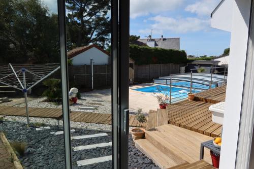 une vue d'une piscine depuis une maison dans l'établissement Petite Maison bord de mer, à Pornichet
