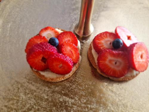 Twee gerechten met aardbeien en bosbessen op een tafel. bij Villa Lecce in Lecce