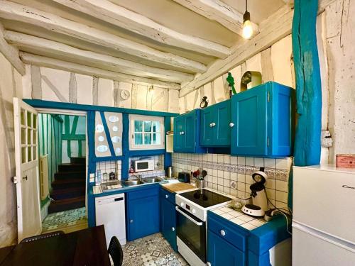 une cuisine avec des armoires bleues et un évier dans l'établissement Lylylodge - T3 Rouen city center, à Rouen