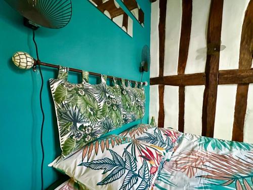 une chambre avec un lit et un mur bleu dans l'établissement Lylylodge - T3 Rouen city center, à Rouen