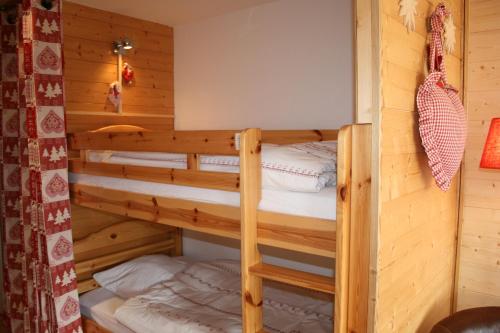 - une chambre avec 2 lits superposés dans une cabine dans l'établissement COUP de COEUR - bord et vue lac Gérardmer, à Gérardmer