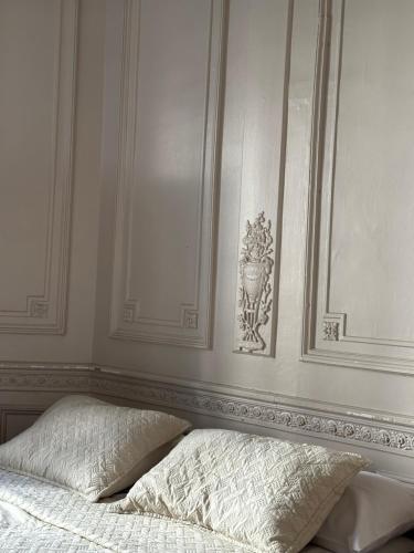 a bedroom with a bed and a wall with a picture at Hotel Vicente López in Vicente López