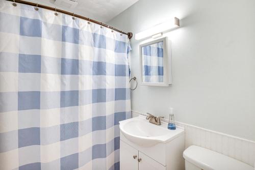 Ένα μπάνιο στο Walk to Beach and Chesapeake Bay Norfolk Retreat!