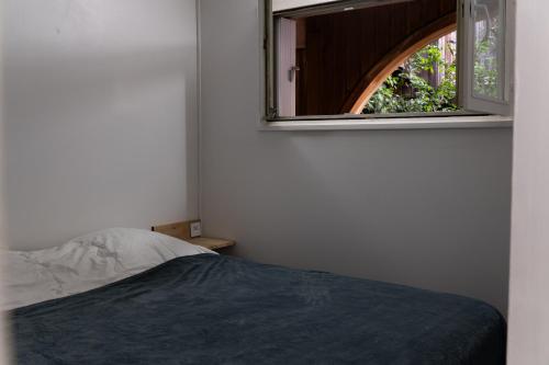 une chambre avec un lit et un miroir au mur dans l'établissement Appartement avec terrasse à un pas de la plage, à La Rochelle