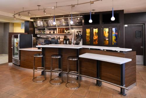 una cucina con bar con sgabelli di Country Inn & Suites by Radisson, Brown Deer - Milwaukee North a Brown Deer