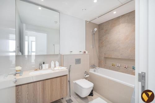une salle de bain avec un lavabo, des toilettes et une baignoire dans l'établissement DOWNTOWN VIEWS II - VOGUE One Bedroom Apartment with Balcony, 42nd Floor Opposite Dubai Mall Skybridge, à Sabkhah