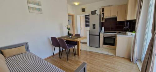 Sea-View Apartment - Sleeps 4 Parking & Balcony