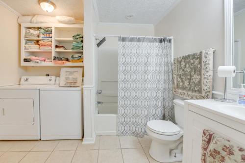 Ένα μπάνιο στο Near Shops and Eats Richmond Hill Home with Yard!