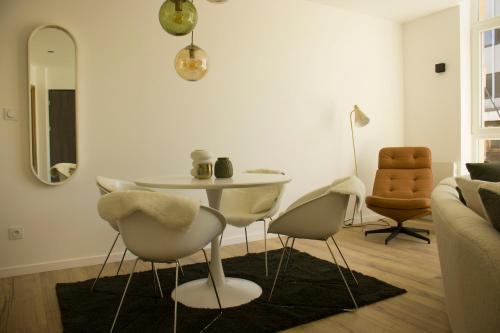 un salon avec une table et deux chaises dans l'établissement Suite Izambard 4 pers Standing en centre ville, à Charleville-Mézières
