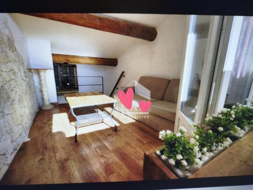 un salon avec un canapé et une table dans l'établissement maison atypique terrasse vue st victoire, à La Celle-sous-Gouzon