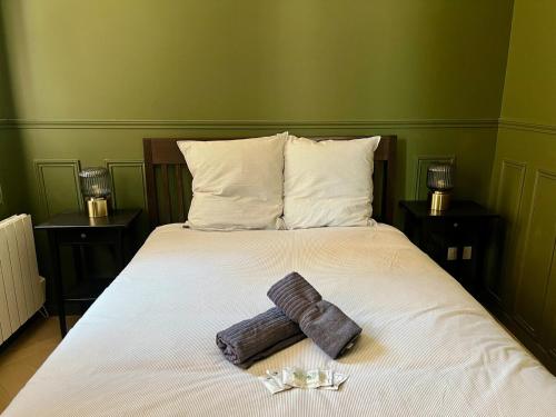 une chambre avec un lit avec deux bougies dessus dans l'établissement La Violette, à Rouen