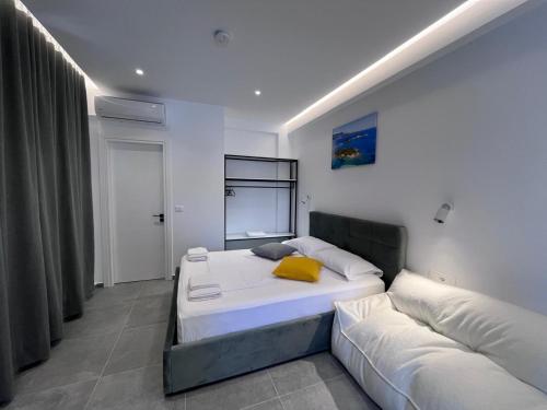a bedroom with a bed and a couch at Villa Agur Kapo in Ksamil