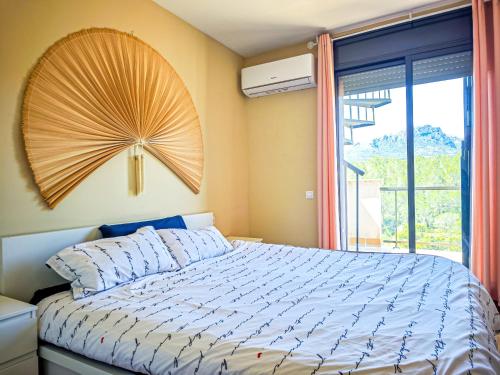 a bedroom with a bed with a large window at LITORAL COSTA DORADA - Las TERRAZAS 2 in Miami Platja