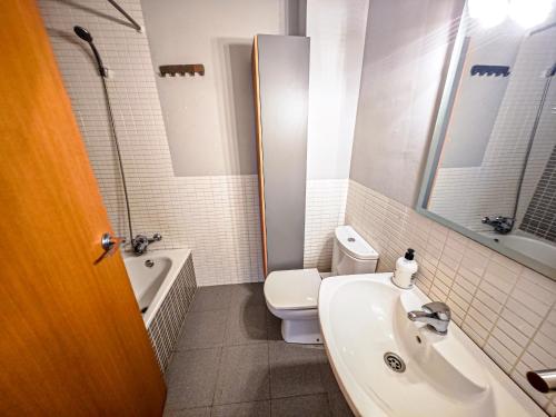 a bathroom with a white toilet and a sink at LITORAL COSTA DORADA - Las TERRAZAS 2 in Miami Platja