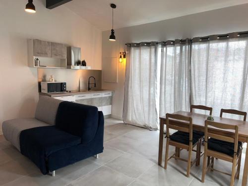 un salon avec une table et un canapé bleu dans l'établissement Studio Pasaia, à Ascarat