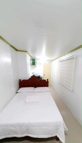 Postel nebo postele na pokoji v ubytování R&G Transient Affordable Studio Apartment, Aurora