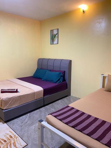 Кровать или кровати в номере Capital O 91153 Chalet Dusun Duriyan