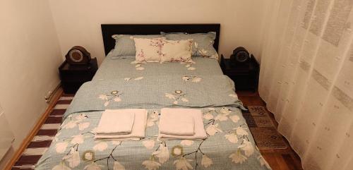 a bedroom with a bed with two towels on it at Apartament Alexandra in Orşova