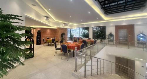 une salle à manger avec tables et chaises dans un bâtiment dans l'établissement Petra Palace Hotel, à Wadi Musa
