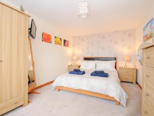 a bedroom with a bed with two blue towels on it at Treview in Launceston
