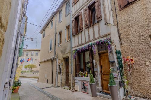 an alley with a building with a flower shop at The retreat in Montréal