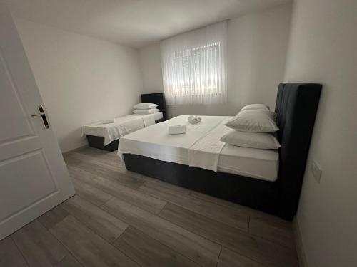 メジュゴリエにあるMedjugorje Apartmentのベッド2台と窓のある寝室
