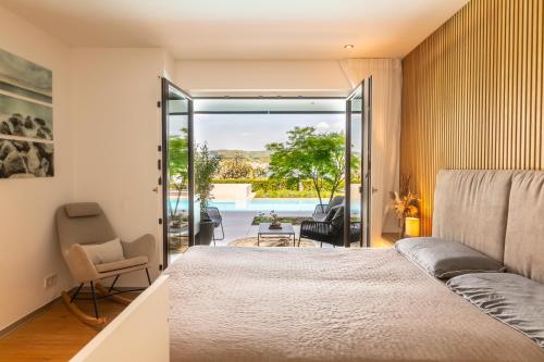 Katil atau katil-katil dalam bilik di Paradisio Poolsuite Summergold in Bodman am Bodensee