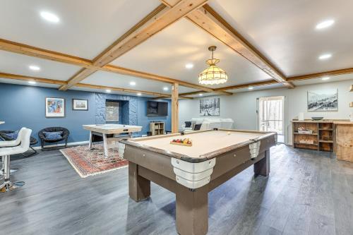 Fotografie z fotogalerie ubytování Sweetwater Bluff Home On The Hiawassee with Views! v destinaci Hayesville