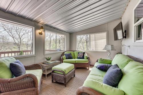 Posezení v ubytování Sweetwater Bluff Home On The Hiawassee with Views!
