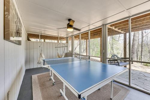 Stolní tenis v ubytování Sweetwater Bluff Home On The Hiawassee with Views! nebo okolí