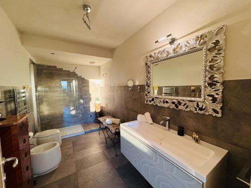 Bilik mandi di Villa Alida with pool Piemonte