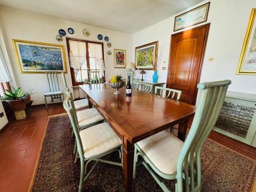 Ruang duduk di Villa Alida with pool Piemonte