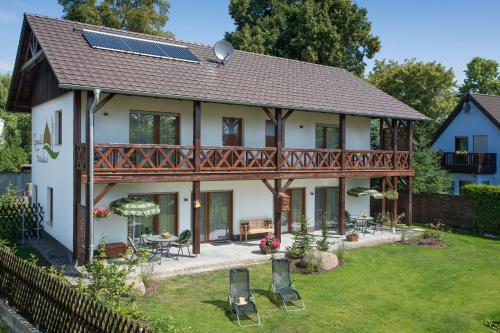 a house with solar panels on the roof at Spreewaldferienwohnungen in Lübben
